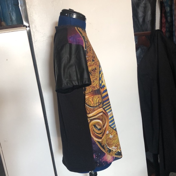King tut ornate T shirt; vegan leather sleeves EUC mens large - Picture 5 of 9